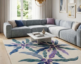 Handgetuft wollen vloerkleed met botanische motieven, paarsblauw bloemenpatroon, modern boho-design