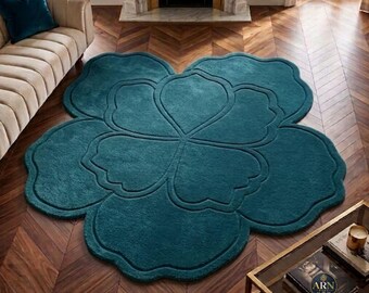 Abstracte, gebeeldhouwde wollen vloerkleed in turquoise met organische vormen, modern vloerkleed voor de woonkamer.
