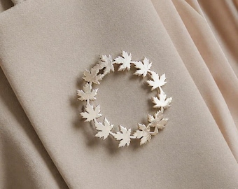Silver Maple Leaf Circle Brooch Pin – Elegant Nature Inspired Fall Lapel Pin