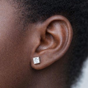 Moissanitörhängen i 18K guld, Bezel-infattade fyrkantiga moissanitörhängen, glittrande diamantalternativ, minimalistiska smycken, 4 MM