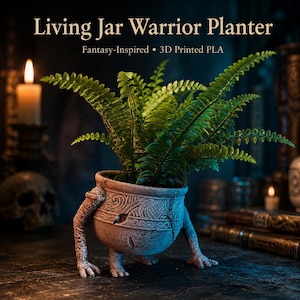 Può includere: Un vaso Living Jar Warrior contenente una felce verde. Il vaso beige testurizzato presenta motivi a vortice intagliati, crepe e tre appendici simili ad arti. Testo: Living Jar Warrior Planter, Fantasy-Inspired, 3D Printed PLA.