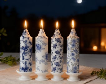 Juego de 4 velas cónicas sin aroma de porcelana azul de 5'' con diseño mixto para cenas en casa o festividades.