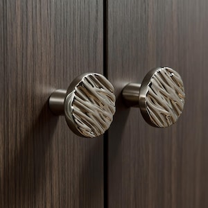 Op de afbeelding: Een witte keramische mok met een zwarte handgreep en de tekst "But First, Coffee" in een vetgedrukte, zwarte letter. De mok staat op een houten oppervlak. De mok is ongeveer 10 cm hoog.