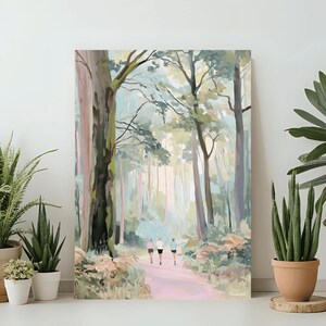 Op de afbeelding: Een verticaal canvasdoek met een boslandschap. Het kunstwerk toont een pad dat door hoge bomen slingert met een zacht, pastelkleurig palet van groen, roze en blauw. Drie figuren lopen op het pad. Het schilderij roept een gevoel van rust en schoonheid op.