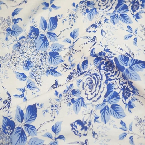 Tissu bleu à imprimé oiseaux et fleurs : sergé de coton et de rayonne, 57 po. de large, par mètre