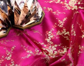 梅の花の錦織生地：黒と赤のコスプレ用チャイナドレス（35インチ