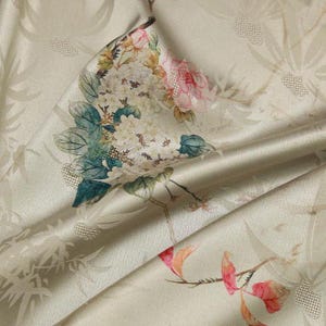Tissu brocart jacquard floral : impression recto-verso, 57 po. de large, mètre carré