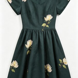 Tessuto jacquard in Tencel di seta, verde scuro vintage, con ricami di rose in stile Zen, largo 59 pollici (149 cm), ideale per cucito, tappezzeria e borse. Venduto a 0,5 iarde (140 cm circa). immagine 8