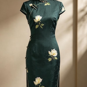 Tessuto jacquard in Tencel di seta, verde scuro vintage, con ricami di rose in stile Zen, largo 59 pollici (149 cm), ideale per cucito, tappezzeria e borse. Venduto a 0,5 iarde (140 cm circa). immagine 1