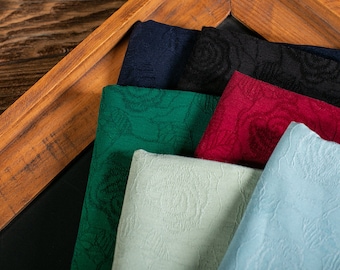 Tessuto jacquard di cotone e lino tinto in filo: materiale traspirante per primavera ed estate.