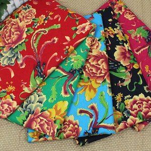 Könnte beinhalten: Fünf Stoffmuster mit einem floralen Muster mit einem Phönix-Design. Die Muster sind in Rot, Grün, Blau, Schwarz und Pink.