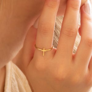 Guldkorsring, nätt trosring, minimalistiska kristna smycken, religiös present till henne