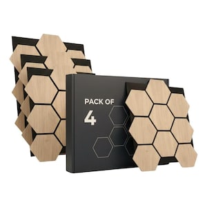 Peut inclure: Un ensemble de quatre panneaux muraux hexagonaux en bois. Les panneaux sont de couleur brun clair avec un motif de grain de bois, disposés en nid d'abeille. Les panneaux sont montés sur un support noir. L'emballage est une boîte noire avec le texte "PACK OF 4".