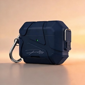 Può includere: Una custodia protettiva blu navy per auricolari wireless. La custodia ha un design robusto con un moschettone argentato e la parola "Polly" in una scritta stilizzata. Una piccola luce verde è visibile sulla parte anteriore.