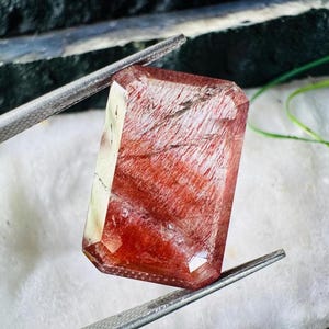 Siete minerales preciosos naturales de gran calidad: amatista, cacoxenita, lepidocrocita, cuarzo ahumado e inclusiones de goethita.