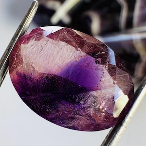 Piedra preciosa supersiete facetada, amatista, cacoxenita, lepidocrocita, goethita (15x11x6)