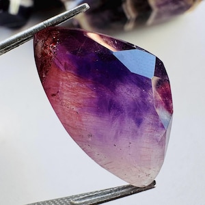 ¡Guau! Súper pieza facetada de siete minerales: amatista, cacoxenita, lepidocrocita, goethita y cuarzo ahumado (25x14x8).
