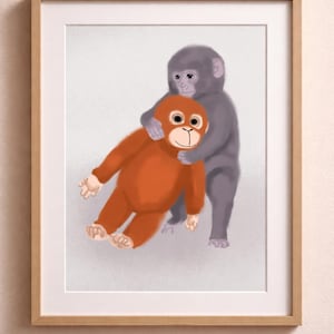 Könnte beinhalten: Ein gerahmter Druck mit zwei Cartoon-Affen. Einer ist orange und wird von einem grauen Affen umarmt. Das Kunstwerk hat einen weichen, malerischen Stil vor einem hellgrauen Hintergrund. Der Rahmen besteht aus hellbraunem Holz.