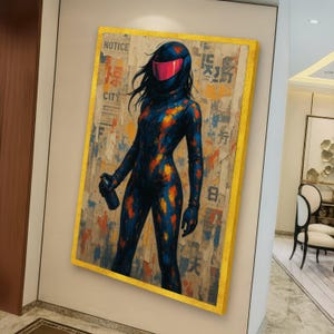 Könnte beinhalten: Gerahmtes Kunstwerk mit einer Figur in einem schwarzen Overall und Helm mit rotem Visier, die eine Sprühdose hält. Die Figur steht vor einem Hintergrund aus geschichtetem Papier mit japanischem Text und bunten Farbspritzern. Der Rahmen ist goldfarben.