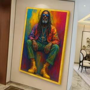 Puede incluir: Una vibrante obra de arte en lienzo enmarcada que presenta una figura sentada con largas rastas, gafas de sol y un colgante de cruz. La figura está adornada con anillos y botas, sobre un fondo abstracto colorido con un marco dorado.