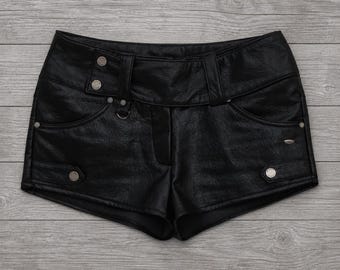 Pantaloncini neri in pelle a vita bassa da donna, stile Y2K, abbigliamento da club, hotpants, streetwear, outfit da festival, punk