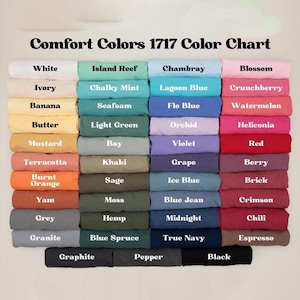 Puede incluir: Una carta de colores Comfort Colors 1717 que muestra una cuadr&iacute;cula de camisetas dobladas en varios tonos. El texto Comfort Colors 1717 Color Chart est&aacute; impreso en la parte superior. Cada fila presenta colores etiquetados como blanco, marfil, banana.