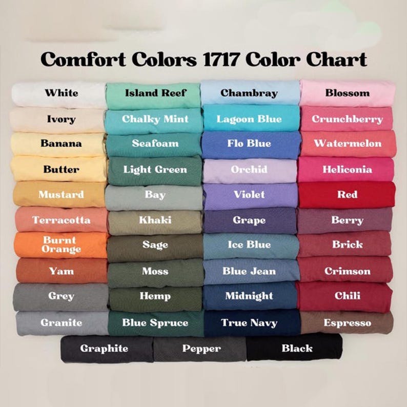 Puede incluir: Una carta de colores Comfort Colors 1717 que muestra una cuadr&iacute;cula de camisetas dobladas en varios tonos. El texto Comfort Colors 1717 Color Chart est&aacute; impreso en la parte superior. Cada fila presenta colores etiquetados como blanco, marfil, banana.