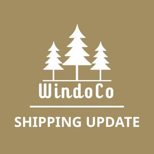 Könnte beinhalten: Eine beigefarbene quadratische Grafik mit drei stilisierten weißen Tannenbäumen über dem Text WindoCo. Unter einer horizontalen Linie steht der Text SHIPPING UPDATE in weißen Großbuchstaben. Das Design verwendet ein klares, zentriertes Layout.