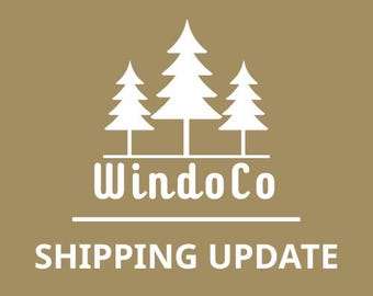 Puede incluir: Un gráfico cuadrado de color tostado que presenta tres pinos blancos estilizados sobre el texto WindoCo. Debajo de una línea horizontal, el texto SHIPPING UPDATE se muestra en letras mayúsculas blancas. El diseño utiliza un diseño limpio y centrado.