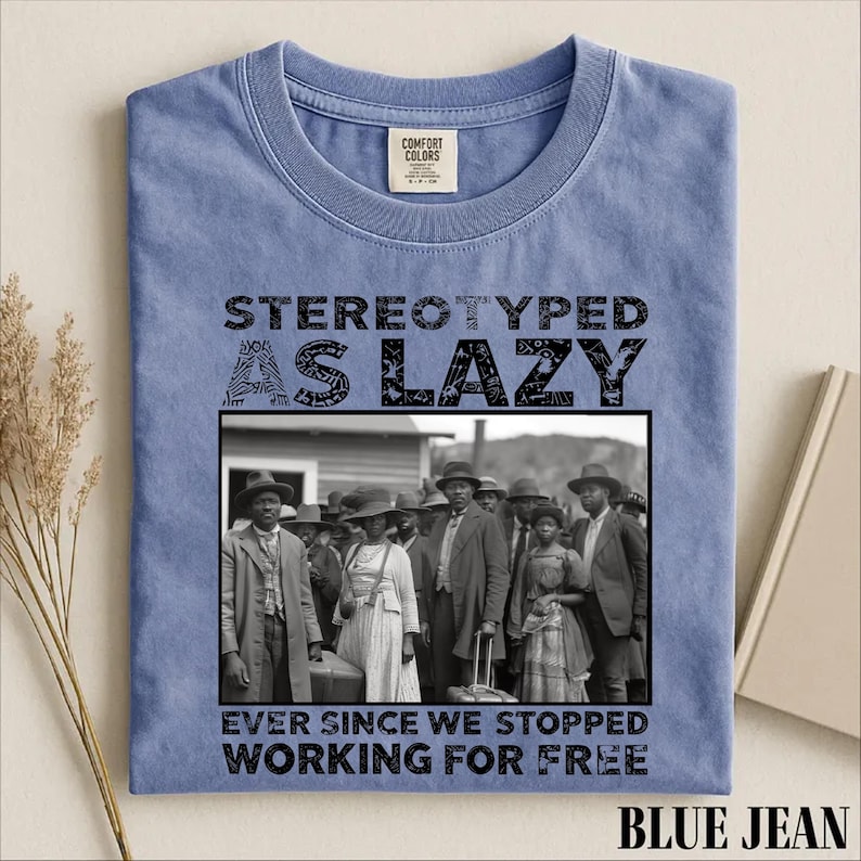 Puede incluir: Una camiseta de color azul vaquero con una fotograf&iacute;a hist&oacute;rica en blanco y negro de un grupo de personas con ropa formal. El texto sobre la imagen dice STEREOTYPED AS LAZY y el texto debajo dice EVER SINCE WE STOPPED WORKING FOR FREE.