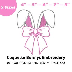 Puede incluir: Un diseño de bordado con orejas de conejo con interior rosa y un lazo a juego. Disponible en cinco tamaños, de 10,16 cm a 20,32 cm. El texto "Coquette Bunnys Embroidery" se muestra debajo.