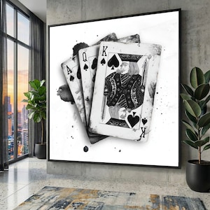 Pode incluir: Arte de parede emoldurada em preto e branco com cartas de jogar, incluindo o Ás, a Dama e o Rei de Espadas. O design tem um estilo envelhecido, com salpicos de tinta. Ideal para decoração de interiores.