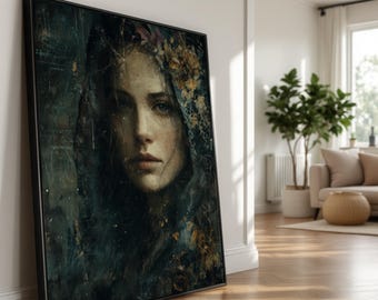 Op de afbeelding: Een ingelijst portret van een vrouw met een contemplatieve uitdrukking. Het kunstwerk heeft een donker, humeurig kleurenpalet met tinten van blauwgroen, goud en zwart. De vrouw draagt een bloemenhoofddeksel. Het schilderij leunt tegen een witte muur.