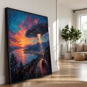 Pode incluir: Uma impressão de arte emoldurada retrata uma cena vibrante do pôr do sol com um OVNI pairando sobre uma cidade. A obra apresenta um céu colorido, montanhas, um lago e uma estrada com um carro. A pintura está em uma moldura preta.