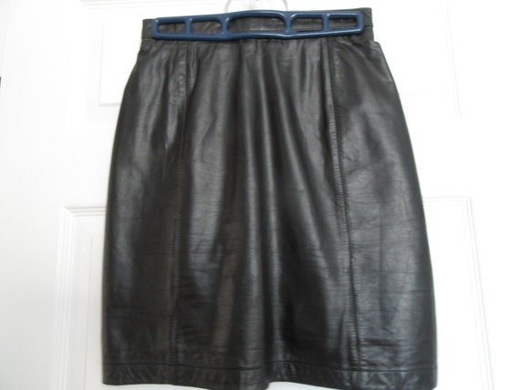 Vintage 1980s Womens Short Black Leather Skirt Wi… - image 1