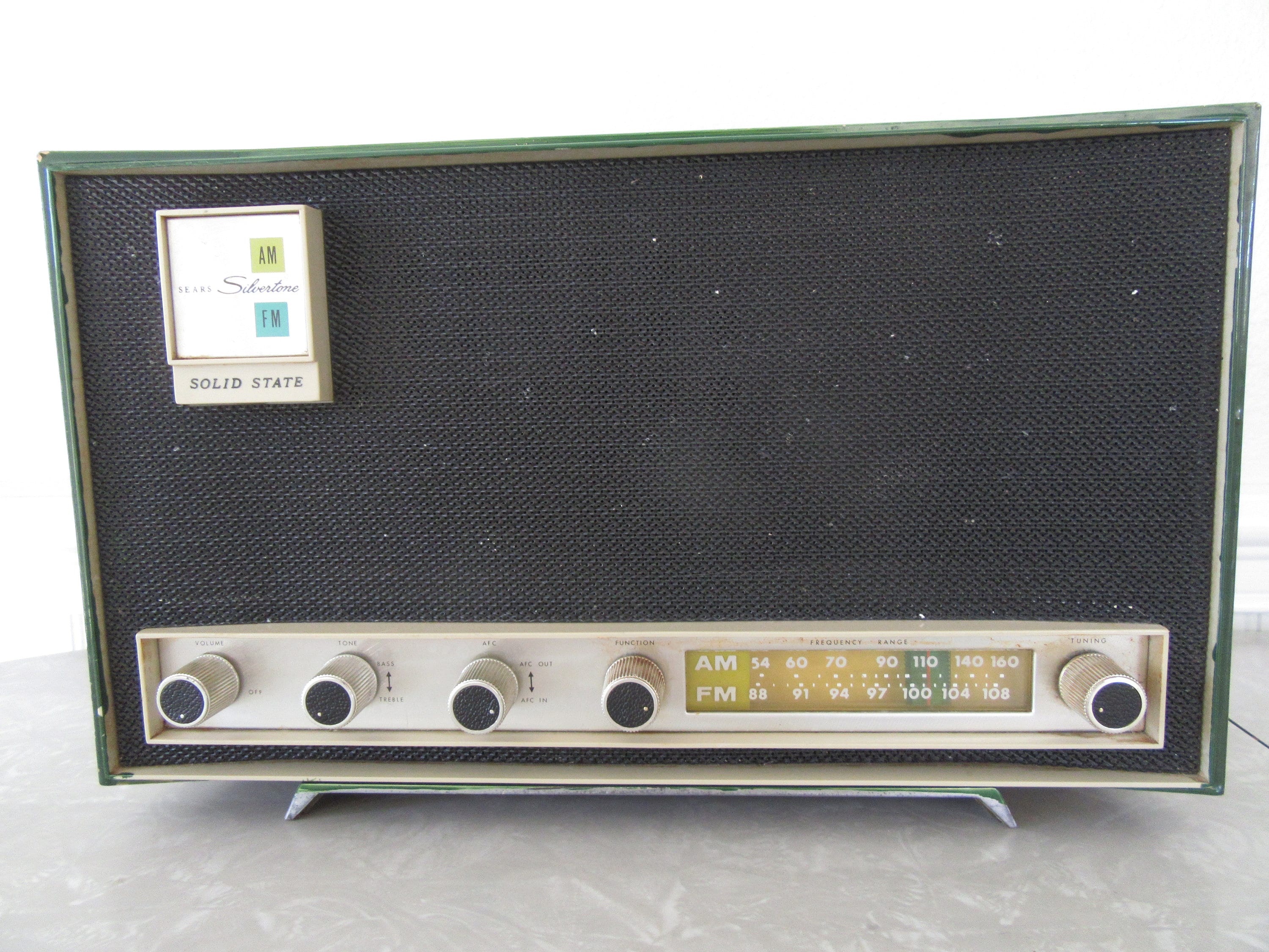 Poste radio fm 4,5 w poignée de transport ivoire style vintage retro 60's  NEDIS RDFM5000BG