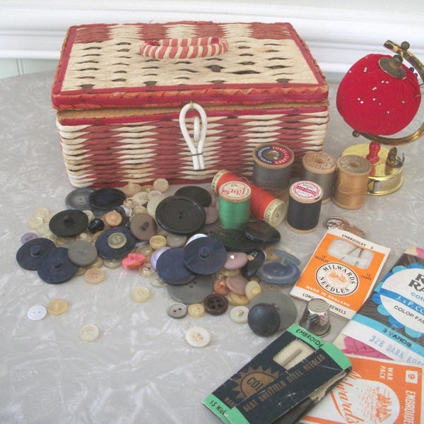 Cesta de costura de paja vintage con accesorios de costura: Dritz rojo y blanco