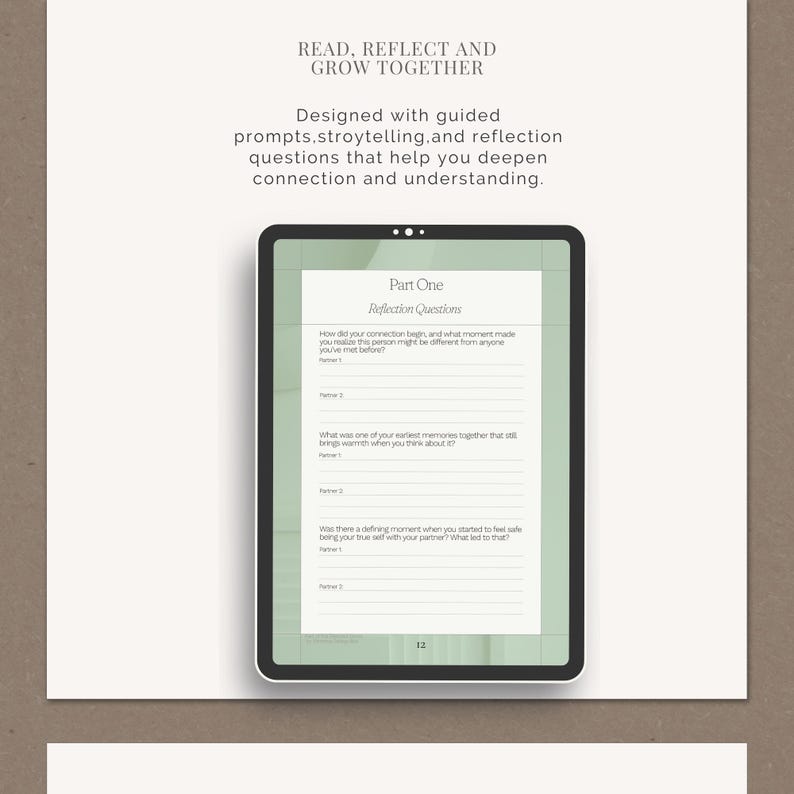 Op de afbeelding: Een digitale tablet met een pagina met reflectievragen. De tekst "READ, REFLECT AND GROW TOGETHER" staat bovenaan. De tablet staat op een neutrale achtergrond. De pagina bevat prompts voor diepere verbinding en begrip.