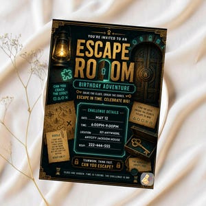 Puede incluir: Una tarjeta de invitación de cumpleaños rectangular con un tema oscuro y texto dorado que dice Escape Room Birthday Adventure. El diseño incluye una linterna, una puerta cerrada, un mapa del tesoro y una llave en una caja, con detalles de evento.