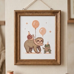 Könnte beinhalten: Gerahmtes Kreuzstich-Kunstwerk mit einem Faultier, einer Schnecke und einem Frosch, alle mit Partyhüten. Das Faultier hält einen Ballon, und die Schnecke reitet auf dem Rücken des Faultiers. Das Kunstwerk befindet sich in einem Holzrahmen.