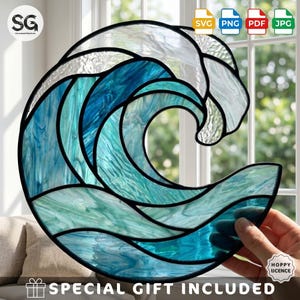 Può includere: Un acchiappasole in vetro colorato a forma di onda che si infrange, caratterizzato da varie tonalità di blu, verde acqua e bianco unite da linee di piombo nere. Il design raffigura un'onda con superfici in vetro dalle trame diverse.