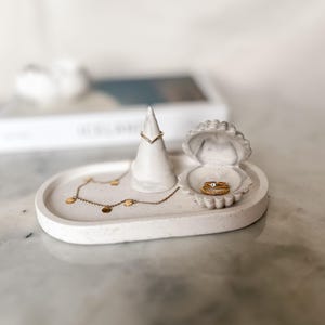 Juego de soporte para anillos de concha con cono para anillos, plato para anillos hecho a mano, soporte minimalista para joyas, almacenamiento de joyas, idea de regalo