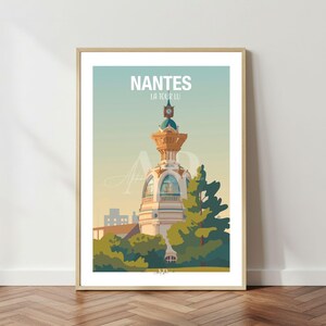 Peut inclure: Une affiche encadrée représentant La Tour LU à Nantes, France. L'illustration stylisée montre le bâtiment avec un clocher, sur fond de ciel bleu et jaune, avec le texte "NANTES LA TOUR LU". Des arbres verts entourent l'œuvre.