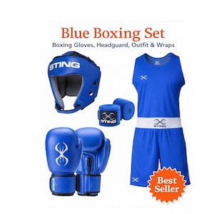 Könnte beinhalten: Ein blaues Box-Set mit Handschuhen, Kopfschutz, Outfit und Bandagen. Das Set trägt den Text "Blue Boxing Set" und die Marke "STING". Die Handschuhe und das Outfit haben ein weißes Logo. Das Outfit besteht aus einem blauen Oberteil und Shorts mit weißem Bund.