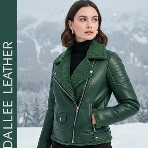 Puede incluir: Chaqueta de cuero verde con cuello y forro de borrego. La chaqueta tiene cierre de cremallera, bolsillos y detalles acolchados en los hombros. El texto "DALLEE LEATHER" está impreso verticalmente en el lado izquierdo.