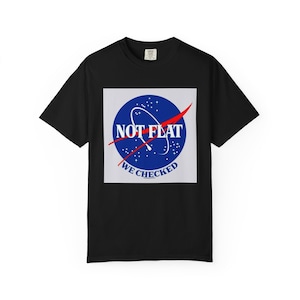 Not Flat NASA-logotyp T-shirt | Rymdhumor, rutigt emblem