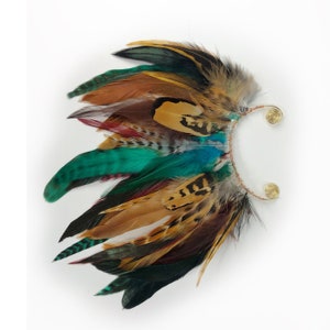 May include: An ear cuff featuring a vibrant array of feathers in shades of green, brown, blue, and gold. The feathers are attached to a delicate, gold-colored wire frame with spiral accents, creating a bohemian-inspired accessory.