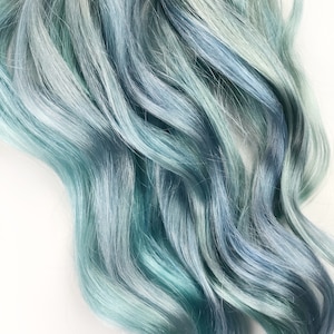 ライトブルーのヘアエクステンション、クールなアイシーブルーグレーのヘア、パステルブルーのヘアウェフト、束、クリップイン、長さ20〜22インチのテープインヘア