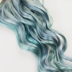 ライトブルーのヘアエクステンション、クールなアイシーブルーグレーのヘア、パステルブルーのヘアウェフト、束、クリップイン、長さ20〜22インチのテープインヘア
