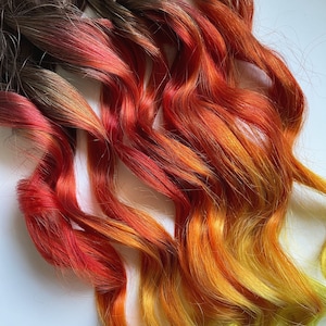 落ち着いた炎のヘアエクステンション、秋の銅のヘアクリップ、赤オレンジと黄色の人間の髪の毛、テープ、ウェフト、カウボーイ銅バラヤージュ、バーニングマン